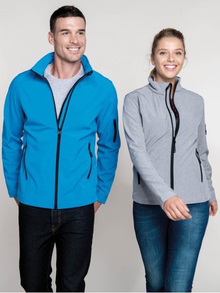 Les mannequins homme et femme porte la veste softshell K401 à personnaliser en coloris Aqua Blue et Marl Grey