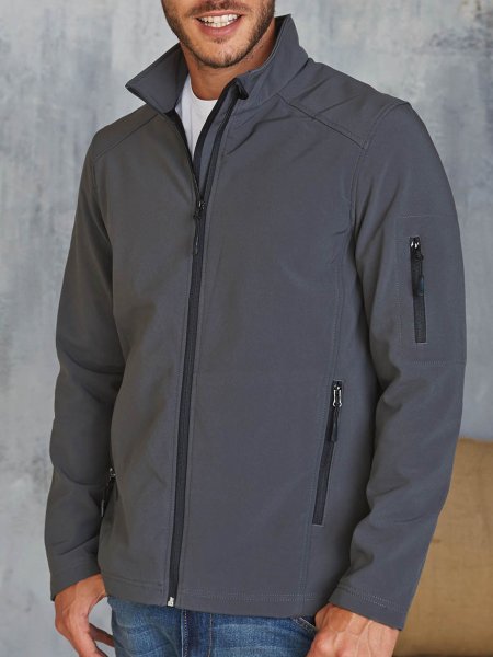 La veste softshell K401 à personnaliser en coloris Titanium Le mannequin homme porte la veste softshell 3 couches personnalisable K401 en coloris Titanium