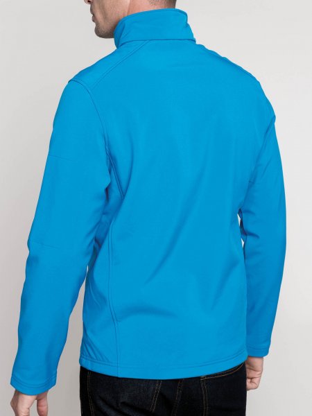 Le mannequin homme porte la softshell K401 de dos  à personnaliser en coloris K401 en coloris Aqua Blue