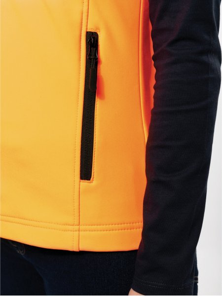 Zoom sur une poche zippée latérale sur le bodywarmer K404 orange