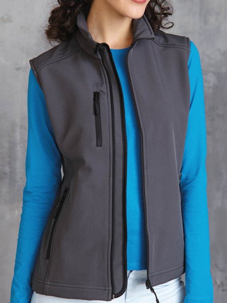 Le bodywarmer softshell K404 à personnaliser en coloris Titanium Le mannequin femme porte le bodywarmer softshell K404 à personnaliser en coloris Titanium