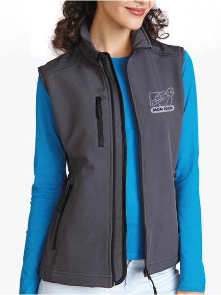 Le bodywarmer softshell K404 à personnaliser en coloris Titanium Le mannequin femme porte le bodywarmer softshell K404 à personnaliser en coloris Titanium