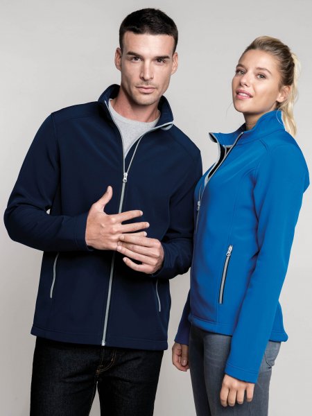 La K425 à personnaliser disponible en version homme en coloris Navy et Light Royal Blue Les mannequins homme et femme portent la K425 à personnaliser en coloris Navy et Light Royal Blue