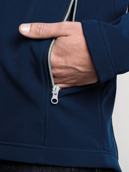 Zoom sur la poche zippée de la veste softshell K424 à personnaliser en coloris Navy