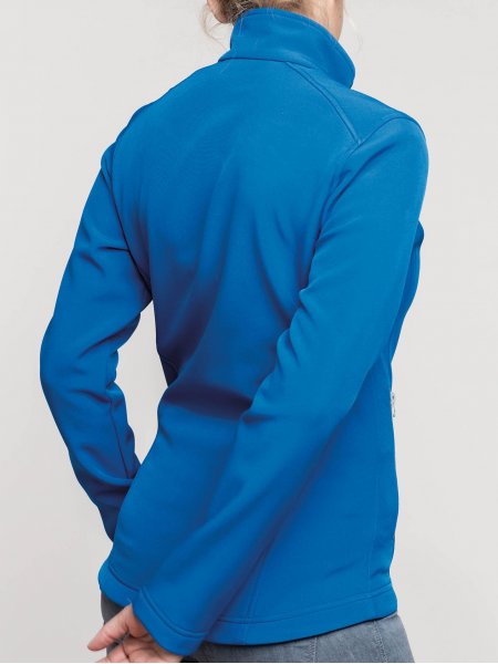 La K425 de dos en coloris Light Royal Blue Le mannequin femme porte la veste softshell 2 couches K425 de dos à personnaliser en coloris Light Royal Blue
