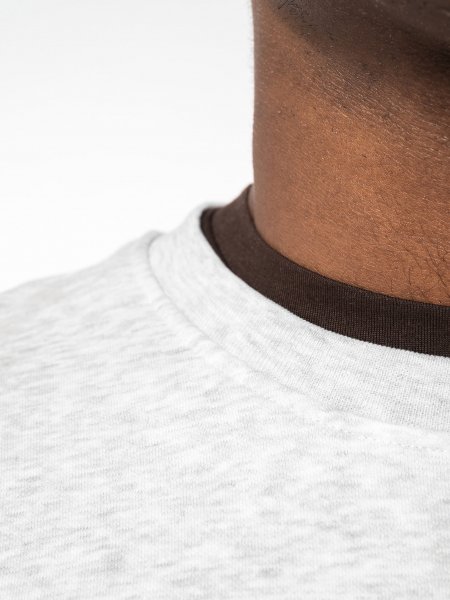 zoom sur le col portant le Sweat-shirt col rond homme personnalisable zoom sur le col portant le Sweat-shirt col rond homme personnalisable