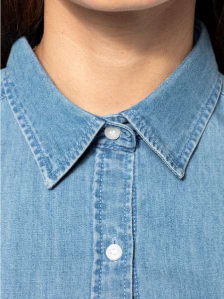 Zoom sur le col de la chemise en jean pour femme K509