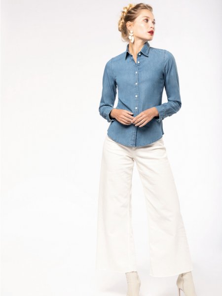 Chemise pour femme K509 portée avec un pantalon en lin clair