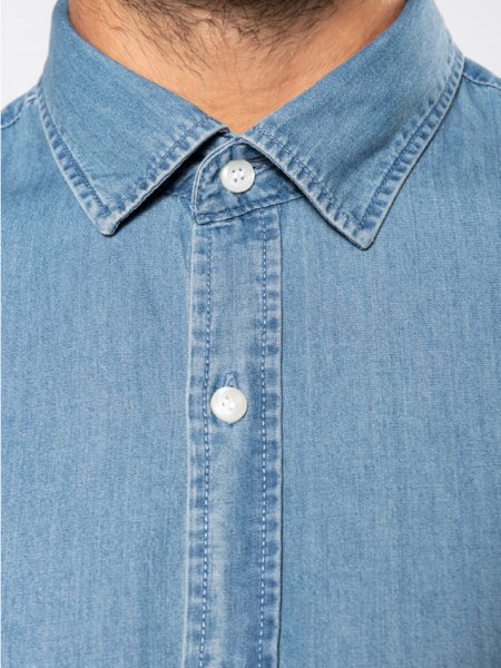 Zoom sur le col et les boutons de la chemise en jean K512