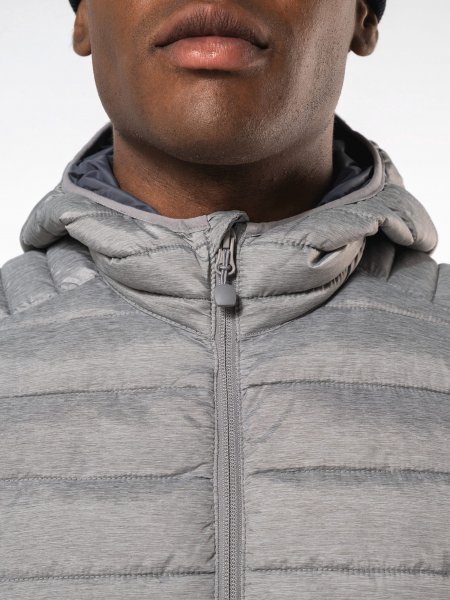Zoom sur la Doudoune homme avec capuche à personnaliser Zoom sur la Doudoune homme avec capuche à personnaliser