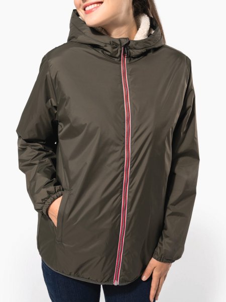 mannequin femme de face portant la Veste doublée sherpa unisexe personnalisable mannequin femme de face portant la Veste doublée sherpa unisexe personnalisable