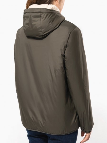 mannequin femme de dos portant la Veste doublée sherpa unisexe personnalisable mannequin femme de dos portant la Veste doublée sherpa unisexe personnalisable