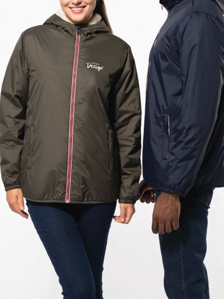 mannequin homme et mannequin femme de face portant la Veste doublée sherpa unisexe personnalisable mannequin homme et mannequin femme de face portant la Veste doublée sherpa unisexe personnalisable