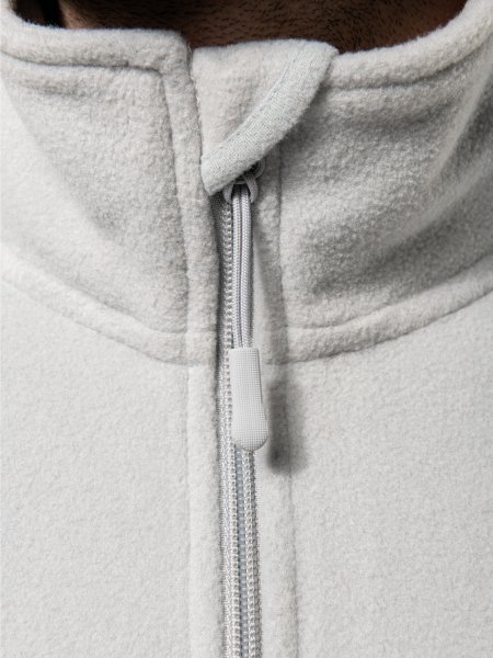 Détails fermeture éclaire ton sur ton sur la veste polaire K9121 en coloris Snow Grey