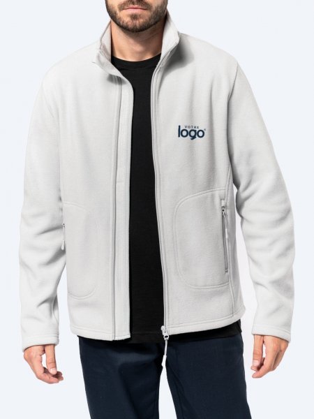Veste polaire recyclée K9121 gris clair portée, personnalisée avec votre logo brodé sur le cœur Veste polaire recyclée K9121 gris clair portée, personnalisée avec votre logo brodé sur le cœur