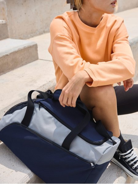 mannequin femme assise portant Sac de sport personnalisé mannequin femme assise portant Sac de sport personnalisé