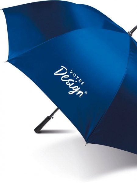 Grand parapluie de golf ouvert Grand parapluie de golf ouvert