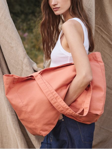 mannequin femme de face portant Le sac shopping personnalisable