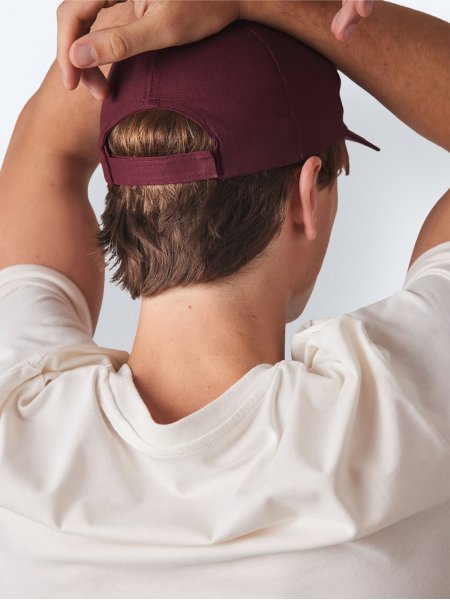 Mannequin homme de dos portant la casquette KP116 zoom sur les détails couleur burgundy