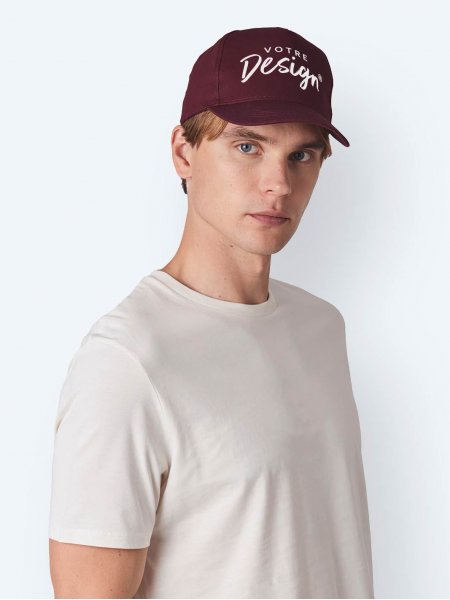 Mannequin homme de face portant la casquette KP116 couleur burgundy