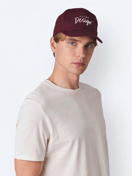 Mannequin homme de face portant la casquette KP116 couleur burgundy