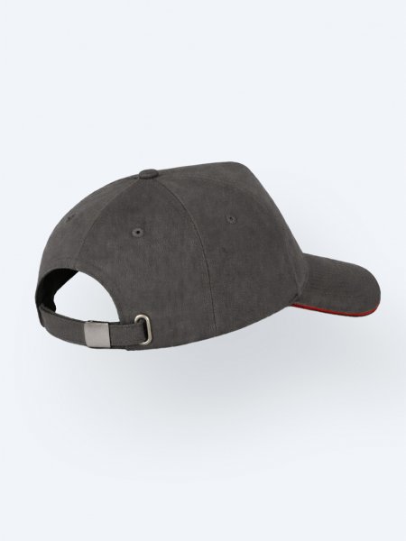 La casquette 5 panneaux KP124 personnalisable en détail de dos en coloris slate grey/red