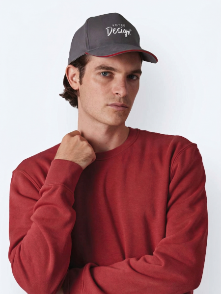 Mannequin femme de face portant la casquette KP124  couleur slate grey/red