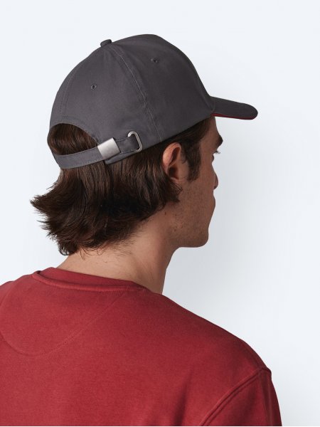 Mannequin femme de dos portant la casquette KP124 couleur slate grey/red
