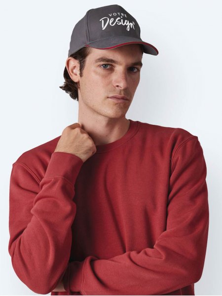 Mannequin femme de face portant la casquette KP124  couleur slate grey/red