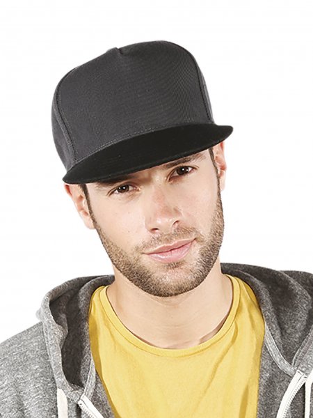 La caquette snapback à personnaliser KP129 en coloris Dark Grey / Black Le mannequin porte la caquette snapback à personnaliser KP129 en coloris Dark Grey / Black