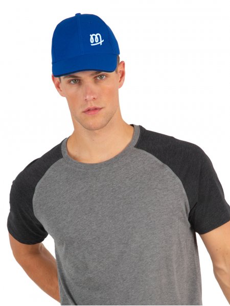 homme avec casquette bleu en maille piquée personnalisée avec un logo