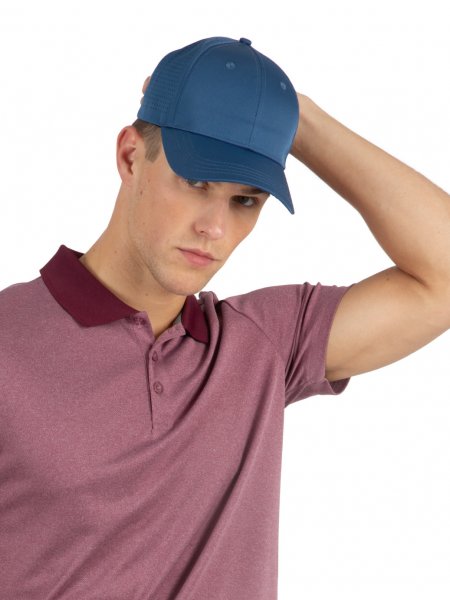homme portant une casquette premium recyclée bleue de face 