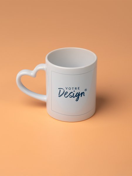 Mug blanc avec une anse en forme de coeur à personnaliser 