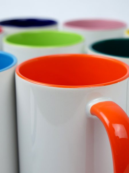 Mugs bicolores à personnaliser gros plan