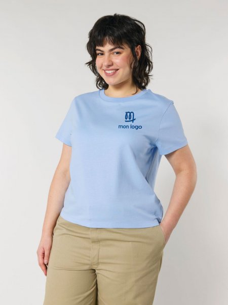 femme portant le t-shirt Muser personnalisé avec votre logo, dans le coloris blue soul