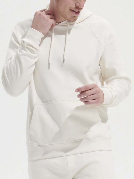 Sweat à capuche personnalisable Stellar en coton bio sans logo porté par un homme