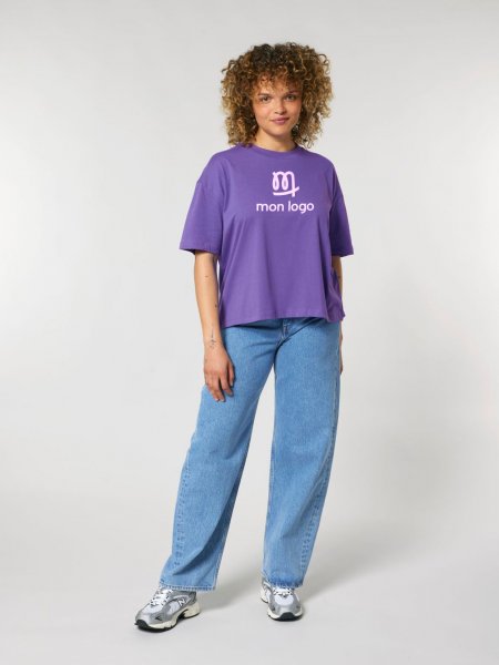 femme portant le t-shirt Nova personnalisé avec votre logo en coloris purple love