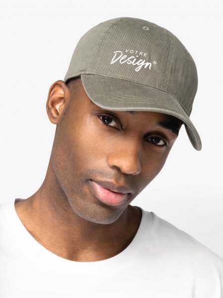 mannequin homme de face portant la Casquette écoresponsable délavée unisexe