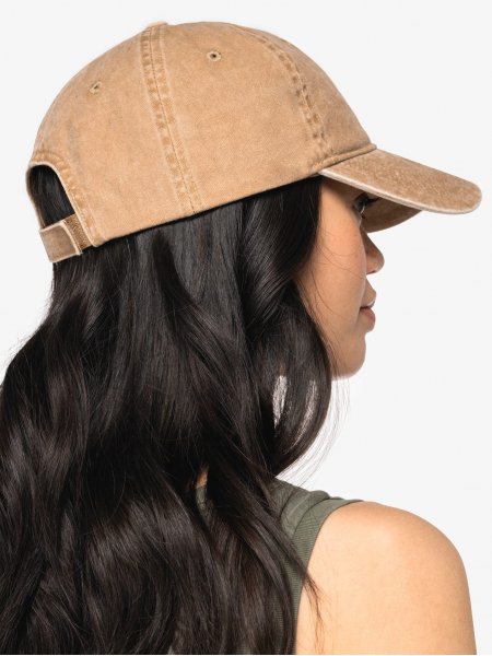 mannequin femme de dos portant la Casquette écoresponsable délavée unisexe