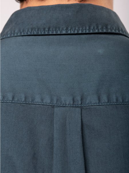 Zoom sur les détails de coutures dans le dos de la chemise NS502 en coloris Navy