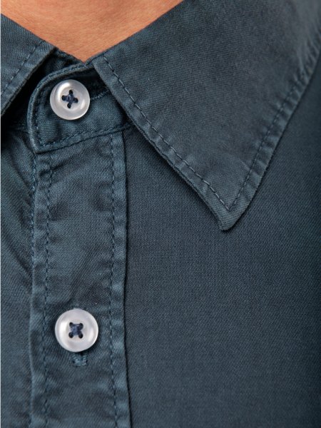 Zoom sur le col et les boutons de la chemise en coton bio NS502 en coloris Navy