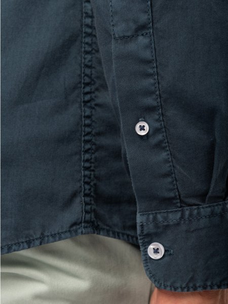 Zoom sur le bas des manches de la chemise NS502 en coloris Navy