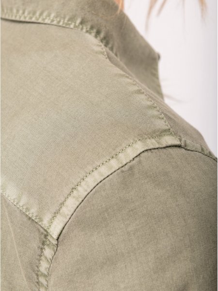 Zoom sur les coutures de l'épaule sur la chemise pour femme NS503 en coloris Pale Khaki