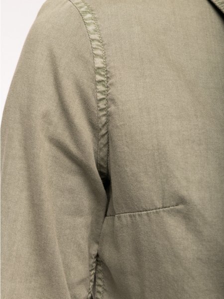 Zoom sur les coutures pinces au niveau de la poitrine sur la chemise NS503 en coloris Pale Khaki