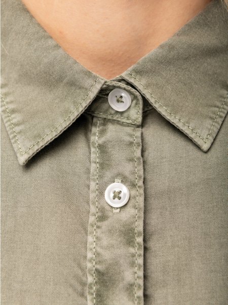 Zoom sur le col et les boutons de la chemise en coton bio NS503 en coloris Pale Khaki