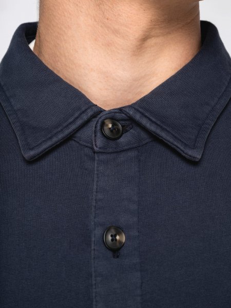 zoom sur le col de la  Surchemise écoresponsable délavée en molleton gratté homme personnalisable zoom sur le col de la  Surchemise écoresponsable délavée en molleton gratté homme personnalisable