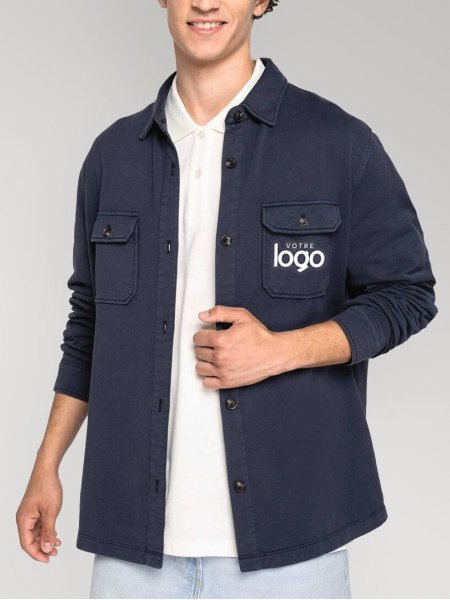 mannequin homme de face portant la Surchemise écoresponsable délavée en molleton gratté homme personnalisable mannequin homme de face portant la Surchemise écoresponsable délavée en molleton gratté homme personnalisable