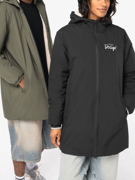 mannequin homme et mannequin femme portant la Veste écoresponsable imperméable doublée en sherpa unisexe personnalisable mannequin homme et mannequin femme portant la Veste écoresponsable imperméable doublée en sherpa unisexe personnalisable