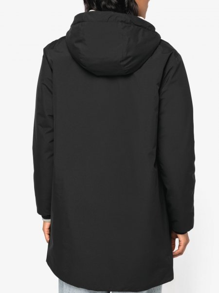 mannequin femme de dos portant la Veste écoresponsable imperméable doublée en sherpa unisexe personnalisable mannequin femme de dos portant la Veste écoresponsable imperméable doublée en sherpa unisexe personnalisable