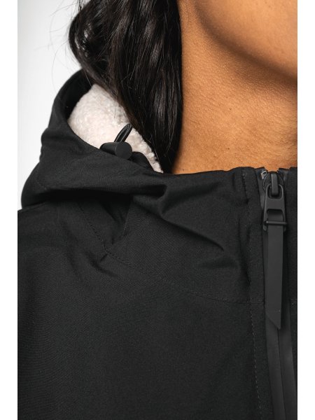 zoom sur le col de la Veste écoresponsable imperméable doublée en sherpa unisexe personnalisable zoom sur le col de la Veste écoresponsable imperméable doublée en sherpa unisexe personnalisable